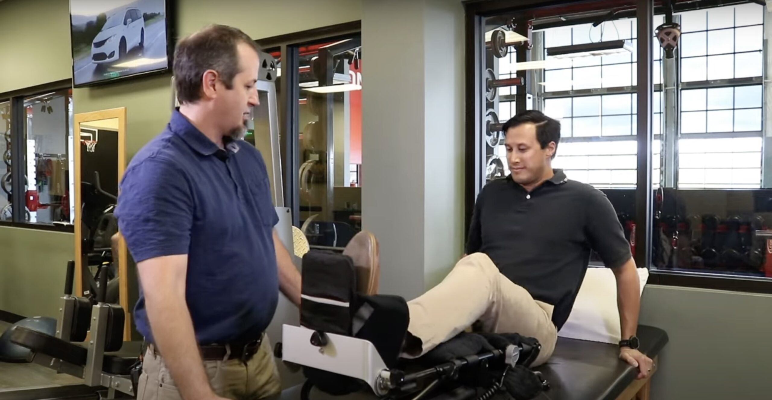 A physical therapist demonstrating how to use the cpm after hip surgery.
